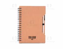 Kit composto por caderno com capa em papelão, ideal para anotações e uso diário. Possui miolo com 70 folhas sem pauta em papel 70 g/m², permitindo maior liberdade de escrita e desenho. Acompanha caneta confeccionada em papelão reciclado com detalhes em plástico e conjunto de sticky notes para anotações rápidas. Um brinde corporativo prático, sustentável e funcional, perfeito para ações promocionais e eventos.