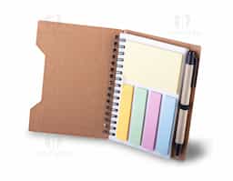 Kit composto por caderno com capa em papelão, ideal para anotações e uso diário. Possui miolo com 70 folhas sem pauta em papel 70 g/m², permitindo maior liberdade de escrita e desenho. Acompanha caneta confeccionada em papelão reciclado com detalhes em plástico e conjunto de sticky notes para anotações rápidas. Um brinde corporativo prático, sustentável e funcional, perfeito para ações promocionais e eventos.