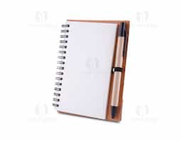 Kit composto por caderno com capa em papelão, ideal para anotações e uso diário. Possui miolo com 70 folhas sem pauta em papel 70 g/m², permitindo maior liberdade de escrita e desenho. Acompanha caneta confeccionada em papelão reciclado com detalhes em plástico e conjunto de sticky notes para anotações rápidas. Um brinde corporativo prático, sustentável e funcional, perfeito para ações promocionais e eventos.