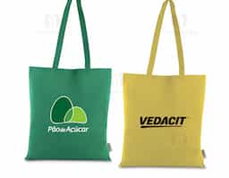 Bolsa confeccionada em algodão sólido reciclado, com gramatura de 140g/m², dimensões de 42 x 38 cm e alça de comprimento fixo medindo 33 cm.