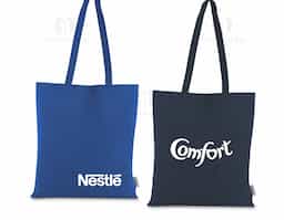 Bolsa confeccionada em algodão sólido reciclado, com gramatura de 140g/m², dimensões de 42 x 38 cm e alça de comprimento fixo medindo 33 cm.