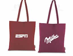 Bolsa confeccionada em algodão sólido reciclado, com gramatura de 140g/m², dimensões de 42 x 38 cm e alça de comprimento fixo medindo 33 cm.