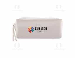 Necessaire confeccionada em algodão reciclado, com gramatura de 340 g/m², que garante resistência e durabilidade no uso diário. Possui puxador com detalhe em algodão reciclado, reforçando o conceito sustentável do produto. Funcional e versátil, é ideal para organizar objetos pessoais com praticidade. Um brinde corporativo ecológico, moderno e de alto valor percebido, perfeito para ações promocionais e valorização da marca.
