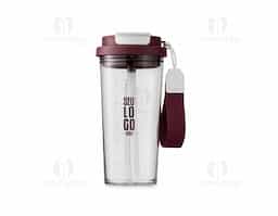 Copo em plástico livre de BPA com capacidade para até 600ml. Possui marcação de volume impressa e tampa rosqueável com trava de segurança para o bocal, além de bico flip com protetor próprio. Acompanha canudo para encaixe interno e alça de nylon com detalhe em couro sintético.