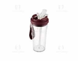Copo em plástico livre de BPA com capacidade para até 600ml. Possui marcação de volume impressa e tampa rosqueável com trava de segurança para o bocal, além de bico flip com protetor próprio. Acompanha canudo para encaixe interno e alça de nylon com detalhe em couro sintético.