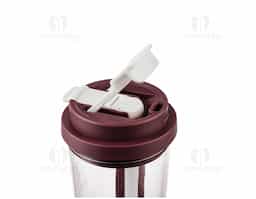 Copo em plástico livre de BPA com capacidade para até 600ml. Possui marcação de volume impressa e tampa rosqueável com trava de segurança para o bocal, além de bico flip com protetor próprio. Acompanha canudo para encaixe interno e alça de nylon com detalhe em couro sintético.