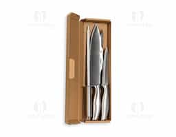 Kit churrasco formado por quatro itens em inox: uma faca de 8 polegadas, uma faca de 5 polegadas, uma chaira e uma tesoura com detalhes emborrachados no cabo. Acompanha embalagem em papelão.