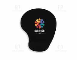 Mouse pad ergonômico confeccionado em neoprene, com apoio para punho em silicone que proporciona maior conforto durante o uso contínuo. Possui base revestida em silicone antiderrapante, garantindo estabilidade sobre a mesa. Ideal como brinde corporativo funcional, valoriza a rotina de trabalho com praticidade e bem-estar.