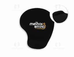 Mouse pad ergonômico confeccionado em neoprene, com apoio para punho em silicone que proporciona maior conforto durante o uso contínuo. Possui base revestida em silicone antiderrapante, garantindo estabilidade sobre a mesa. Ideal como brinde corporativo funcional, valoriza a rotina de trabalho com praticidade e bem-estar.