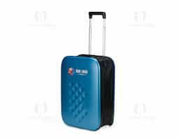 Mala de viagem expansível em ABS com bordas em poliéster que, ao ser expandida, comporta a capacidade máxima de 40 litros. Conta com forro interno em poliéster 210D, cinta compressora para roupas e placas rígidas em PVC que mantêm a armação da mala quando desdobrada. Dispõe ainda de duas rodinhas e alça retrátil em alumínio com puxador em plástico. Acompanha uma faixa em poliéster com seção elástica para envolver a mala dobrada.