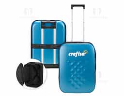 Mala de viagem expansível em ABS com bordas em poliéster que, ao ser expandida, comporta a capacidade máxima de 40 litros. Conta com forro interno em poliéster 210D, cinta compressora para roupas e placas rígidas em PVC que mantêm a armação da mala quando desdobrada. Dispõe ainda de duas rodinhas e alça retrátil em alumínio com puxador em plástico. Acompanha uma faixa em poliéster com seção elástica para envolver a mala dobrada.
