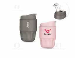 Copo térmico em inox com pintura eletrostática e capacidade para até 250ml. Possui formato ergonômico e base antiderrapante. Conta ainda com tampa rosqueável em plástico com trava de segurança.
