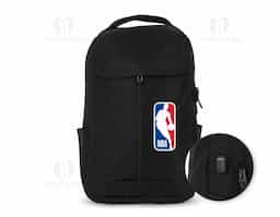 Mochila confeccionada em poliéster 200D impermeável com capacidade para até 20 litros e fechamento em zíper com puxadores plásticos. Dispõe de compartimento principal com divisória interna para notebooks de até 15,6 polegadas. Possui dois compartimentos frontais, sendo um menor, com fechamento em zíper, e outro maior, com bolsos internos e fechamento duplo em zíper vertical e velcro na parte superior. Conta ainda com dois bolsos laterais, adaptador USB externo e revestimento em espuma respirável nas alças de ombro e na alça superior de mão.