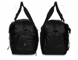 Bolsa impermeável confeccionada em couro sintético, fechamento em zíper e capacidade máxima de 36L quando o compartimento expansível está aberto. Possui compartimento com bolso para itens úmidos e compartimento lateral para tênis. Também dispõe de compartimento lateral para tênis, um bolso com fechamento em engate rápido e outro, em tamanho menor e fechamento em zíper, com espaço posterior para encaixe em puxadores de malas, além de alças de mãos fixas em nylon. Acompanha alça transversal com apoio de ombro.