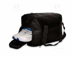 Bolsa impermeável confeccionada em couro sintético, fechamento em zíper e capacidade máxima de 36L quando o compartimento expansível está aberto. Possui compartimento com bolso para itens úmidos e compartimento lateral para tênis. Também dispõe de compartimento lateral para tênis, um bolso com fechamento em engate rápido e outro, em tamanho menor e fechamento em zíper, com espaço posterior para encaixe em puxadores de malas, além de alças de mãos fixas em nylon. Acompanha alça transversal com apoio de ombro.
