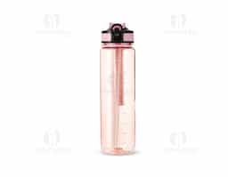 Squeeze plástico livre de BPA com capacidade máxima de 1,05L e marcação de volume de até 1L. Possui tampa rosqueável com bico flip, tampa protetora, botão de acionamento com trava de segurança. Acompanha canudo interno em plástico e alça para transporte em nylon.