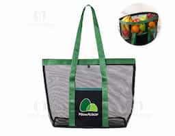 Bolsa confeccionada em tela de PVC, material resistente que permite fácil visualização do conteúdo e facilita a limpeza no uso diário. Possui botão de fechamento em plástico, garantindo praticidade e segurança no manuseio. As alças e os detalhes em tecido sintético reforçam a estrutura da peça, proporcionando melhor acabamento e conforto no transporte. Seu design funcional atende diferentes necessidades, desde organização de itens até uso em deslocamentos rápidos. Um brinde corporativo versátil e bem-acabado, pensado para uso recorrente, com boa durabilidade e excelente exposição de marca no cotidiano.
