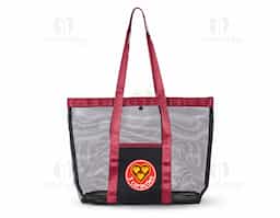 Bolsa confeccionada em tela de PVC, material resistente que permite fácil visualização do conteúdo e facilita a limpeza no uso diário. Possui botão de fechamento em plástico, garantindo praticidade e segurança no manuseio. As alças e os detalhes em tecido sintético reforçam a estrutura da peça, proporcionando melhor acabamento e conforto no transporte. Seu design funcional atende diferentes necessidades, desde organização de itens até uso em deslocamentos rápidos. Um brinde corporativo versátil e bem-acabado, pensado para uso recorrente, com boa durabilidade e excelente exposição de marca no cotidiano.
