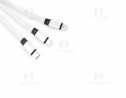 Cabo USB retrátil 3 em 1 com extensão máxima de 1m. Possui conectores USB-C, Micro USB e Lightning em uma extremidade e conector USB-A na outra. Observação: cabo destinado apenas à recarga; não realiza transferência de dados.