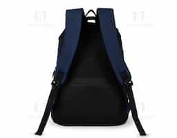 Mochila impermeável em Oxford com revestimento em PU, capacidade máxima de 23 litros e fechamento em zíper com puxadores em nylon e plástico. Possui compartimento principal com divisória para notebooks de até 17,3 polegadas. Conta com compartimento frontal e dois bolsos laterais em malha com elástico, alça para encaixe em malas de viagem e revestimento em espuma respirável nas costas, nas alças de ombro e na alça superior de mão.