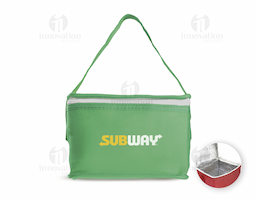 Bolsa térmica confeccionada em TNT 80g/m², leve, prática e ideal para o dia a dia. Possui interior costurado com revestimento em algodão e folha de alumínio, auxiliando na conservação da temperatura de alimentos e bebidas por mais tempo. Uma excelente opção de brinde corporativo funcional, versátil e personalizável para eventos, campanhas promocionais e ações empresariais.