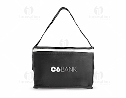 Bolsa térmica confeccionada em TNT 80g/m², leve, prática e ideal para o dia a dia. Possui interior costurado com revestimento em algodão e folha de alumínio, auxiliando na conservação da temperatura de alimentos e bebidas por mais tempo. Uma excelente opção de brinde corporativo funcional, versátil e personalizável para eventos, campanhas promocionais e ações empresariais.