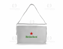 Bolsa térmica confeccionada em TNT 80g/m², leve, prática e ideal para o dia a dia. Possui interior costurado com revestimento em algodão e folha de alumínio, auxiliando na conservação da temperatura de alimentos e bebidas por mais tempo. Uma excelente opção de brinde corporativo funcional, versátil e personalizável para eventos, campanhas promocionais e ações empresariais.