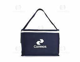 Bolsa térmica confeccionada em TNT 80g/m², leve, prática e ideal para o dia a dia. Possui interior costurado com revestimento em algodão e folha de alumínio, auxiliando na conservação da temperatura de alimentos e bebidas por mais tempo. Uma excelente opção de brinde corporativo funcional, versátil e personalizável para eventos, campanhas promocionais e ações empresariais.