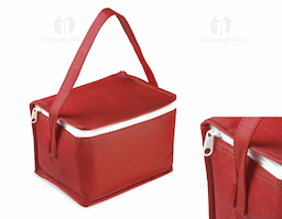 Bolsa térmica confeccionada em TNT 80g/m², leve, prática e ideal para o dia a dia. Possui interior costurado com revestimento em algodão e folha de alumínio, auxiliando na conservação da temperatura de alimentos e bebidas por mais tempo. Uma excelente opção de brinde corporativo funcional, versátil e personalizável para eventos, campanhas promocionais e ações empresariais.
