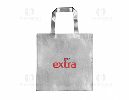 Sacola confeccionada em TNT com laminação brilhante e gramatura de 90g/m², oferecendo maior resistência e acabamento sofisticado. Leve, reutilizável e de fácil limpeza, é ideal para transporte de brindes e materiais promocionais. Excelente opção para eventos, feiras e ações corporativas que valorizam a apresentação.
