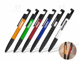 Caneta plástica triangular com ponteira emborrachada para interação em dispositivos de telas sensíveis ao toque. Possui clip com revestimento em feltro no topo, ideal para limpeza de tela, além de abertura que funciona como suporte para celular. Conta ainda com marcação de régua de 7 cm no corpo, acionamento por rotação e carga esferográfica azul de 1,0mm.