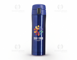 Garrafa térmica de 450 ml produzida em inox colorido, ideal para manter a temperatura das bebidas por mais tempo. Possui botão de abertura prata com sistema de trava identificado por desenhos de cadeado aberto e fechado, garantindo segurança no uso. Para abrir, basta levantar o botão menor e pressionar o botão central; a tampa conta com borracha interna antivazamento. A abertura total é feita por rosca, facilitando a limpeza, e o interior é totalmente revestido em inox. Um brinde corporativo moderno e funcional.