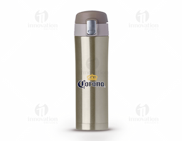 Garrafa térmica de 450 ml produzida em inox colorido, ideal para manter a temperatura das bebidas por mais tempo. Possui botão de abertura prata com sistema de trava identificado por desenhos de cadeado aberto e fechado, garantindo segurança no uso. Para abrir, basta levantar o botão menor e pressionar o botão central; a tampa conta com borracha interna antivazamento. A abertura total é feita por rosca, facilitando a limpeza, e o interior é totalmente revestido em inox. Um brinde corporativo moderno e funcional.