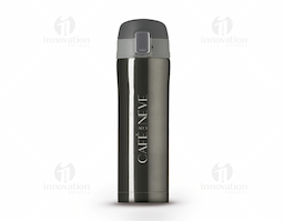 Garrafa térmica de 450 ml produzida em inox colorido, ideal para manter a temperatura das bebidas por mais tempo. Possui botão de abertura prata com sistema de trava identificado por desenhos de cadeado aberto e fechado, garantindo segurança no uso. Para abrir, basta levantar o botão menor e pressionar o botão central; a tampa conta com borracha interna antivazamento. A abertura total é feita por rosca, facilitando a limpeza, e o interior é totalmente revestido em inox. Um brinde corporativo moderno e funcional.