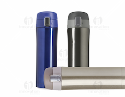 Garrafa térmica de 450 ml produzida em inox colorido, ideal para manter a temperatura das bebidas por mais tempo. Possui botão de abertura prata com sistema de trava identificado por desenhos de cadeado aberto e fechado, garantindo segurança no uso. Para abrir, basta levantar o botão menor e pressionar o botão central; a tampa conta com borracha interna antivazamento. A abertura total é feita por rosca, facilitando a limpeza, e o interior é totalmente revestido em inox. Um brinde corporativo moderno e funcional.