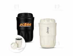 Copo térmico em inox com pintura eletrostática, base antiderrapante e capacidade máxima de 350ml. Conta ainda com tampa rosqueável em plástico com trava de segurança e acesso para alças. Acompanha alça em nylon com detalhe em couro sintético.